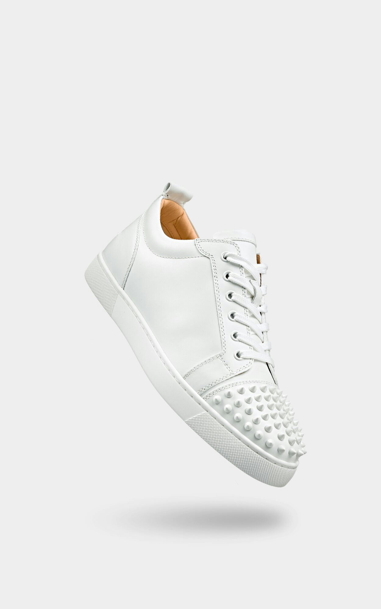 CHRISTIAN LOUBOUTIN - Weiße Low-Top Sneakers mit Spikes